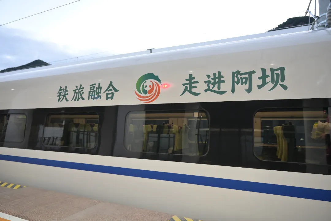 川青鐵路9組CRH2G型高寒動(dòng)車組新涂裝，來(lái)一飽眼福吧！